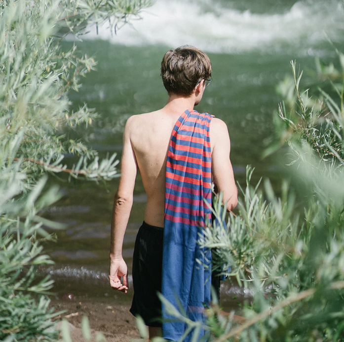 EVERYWHERE TOWEL - DEEPWATER RAYS